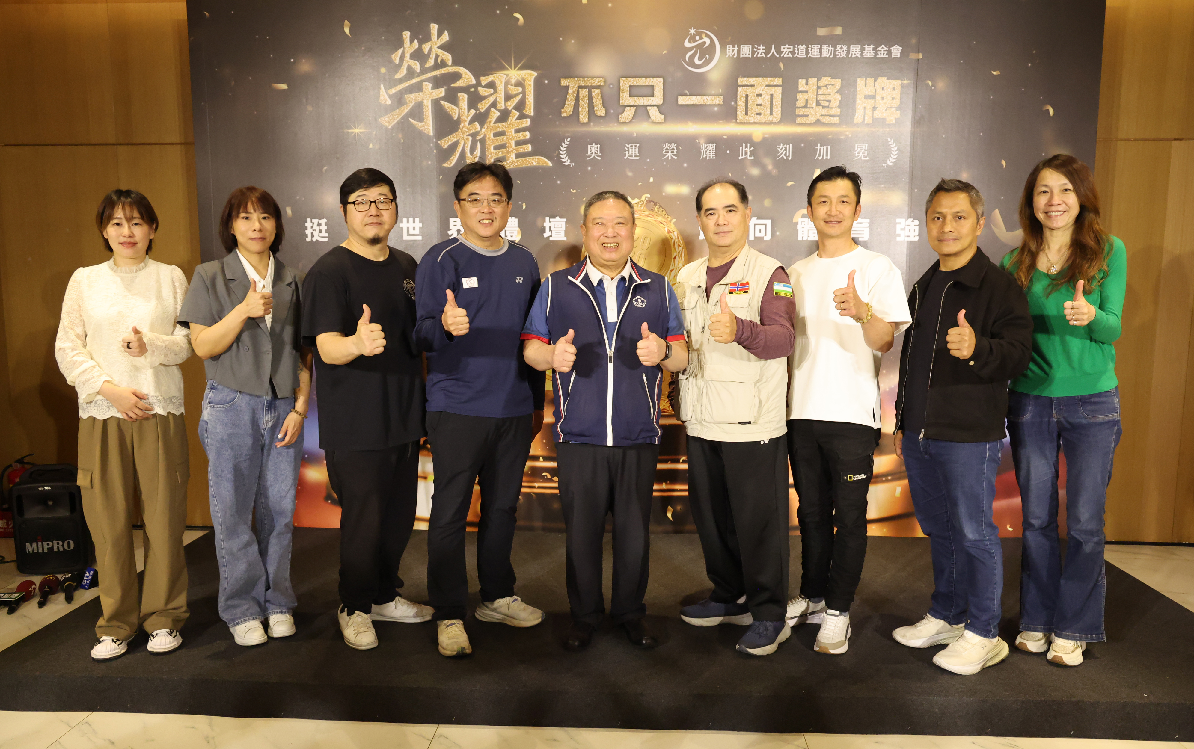 剛從亞錦賽凱旋而歸的女子拳擊隊受獎合照。宏道基金會提供