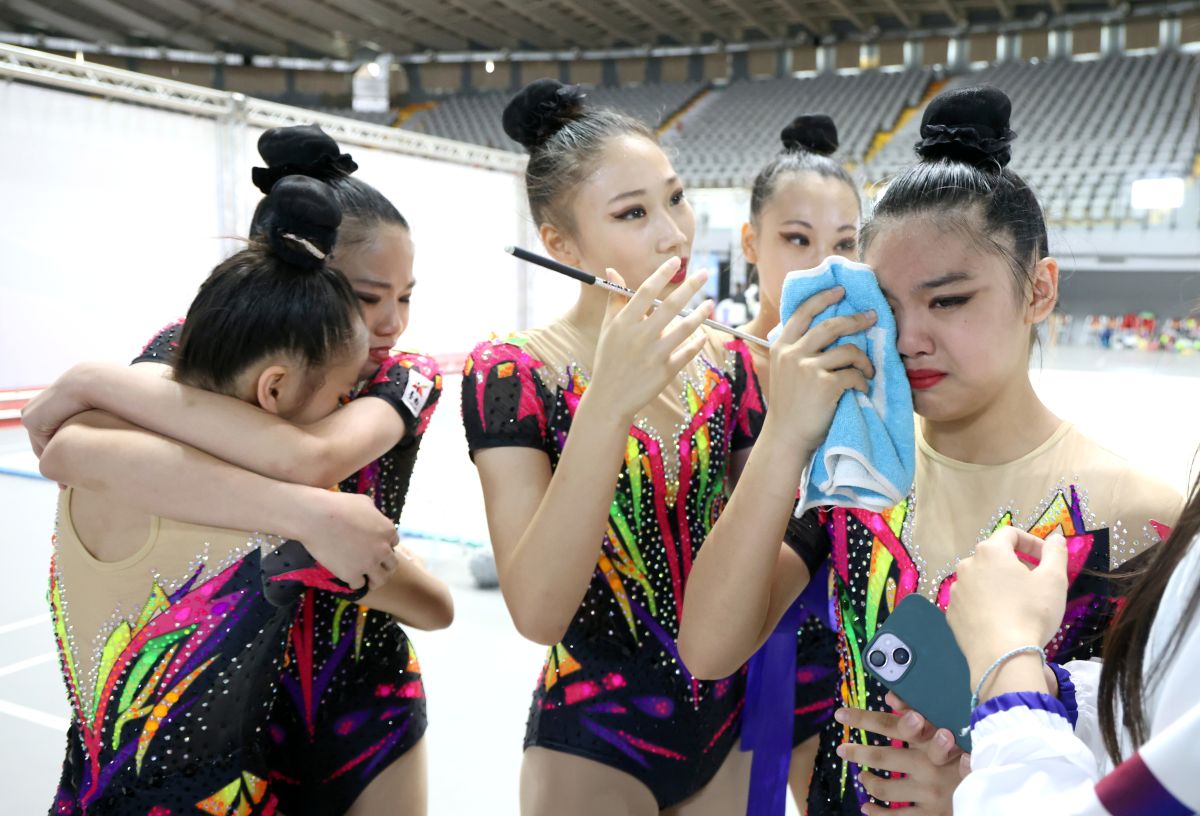 台南市復興國中以些微差距痛失金牌，選手們擁抱哭泣。特約記者郭運復攝