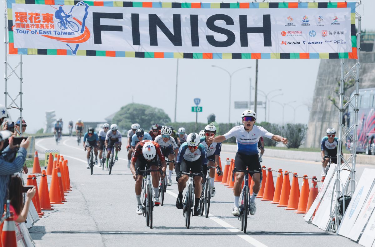 公路賽男子冠軍許仕儒衝終點。中華民國自行車騎士協會提供