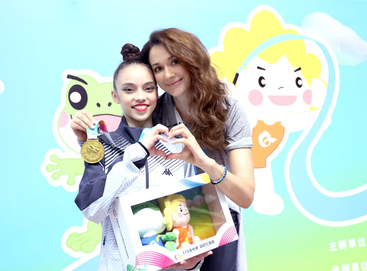 台北市歐洲學校李昕霏贏得國女個人全能金牌，與教練瑞莎合影。特約記者郭運復攝