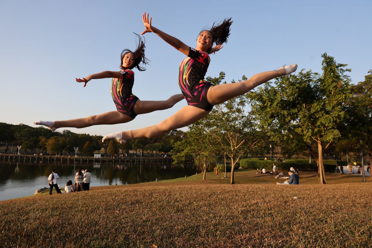 韻律體操就是兩姊妹的生活全部,連放假跟家人出去走走,都要即興來一段表演。特約記者 郭運復攝