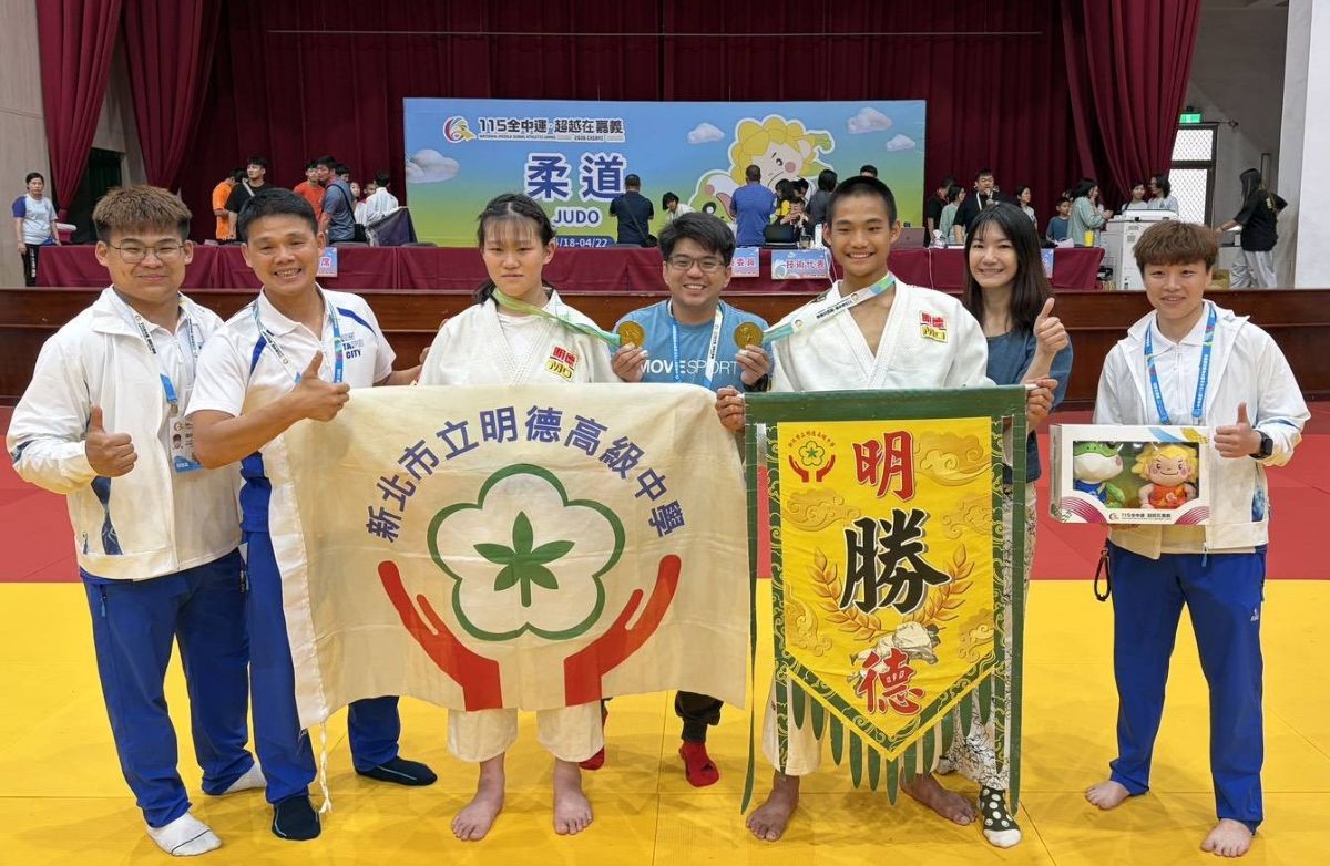 前亞奧運教練黃呈堯(左2)兒子黃海洺(右三)接棒。黃呈堯提供