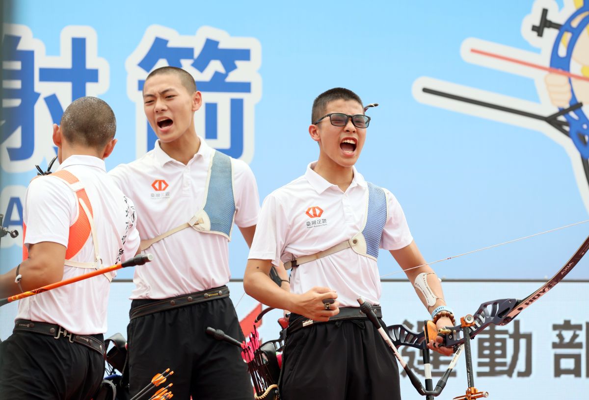 明德高中國中部三名首度站上全中運的選手合力摘金，用吶喊聲來掩蓋緊張感。郭運復攝