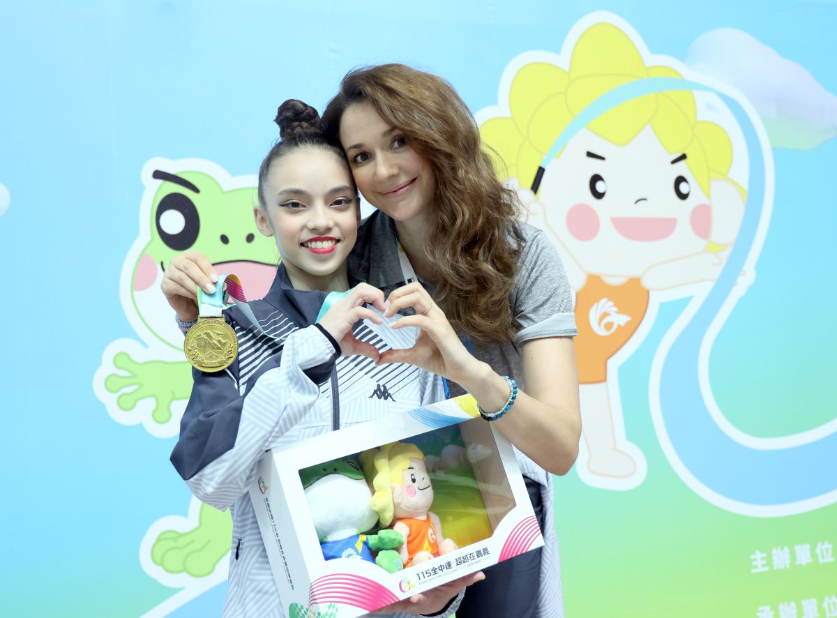 瑞莎(後)領軍的12歲台法混血超新星李昕霏,助臺北市獲首面韻律體操個人全能金牌。郭運復攝