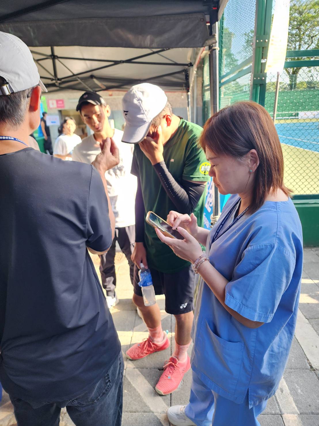 雙打比賽尾聲被球打到眼睛的彰師大陳佑昇，賽後仍摀住眼睛，感覺不適。