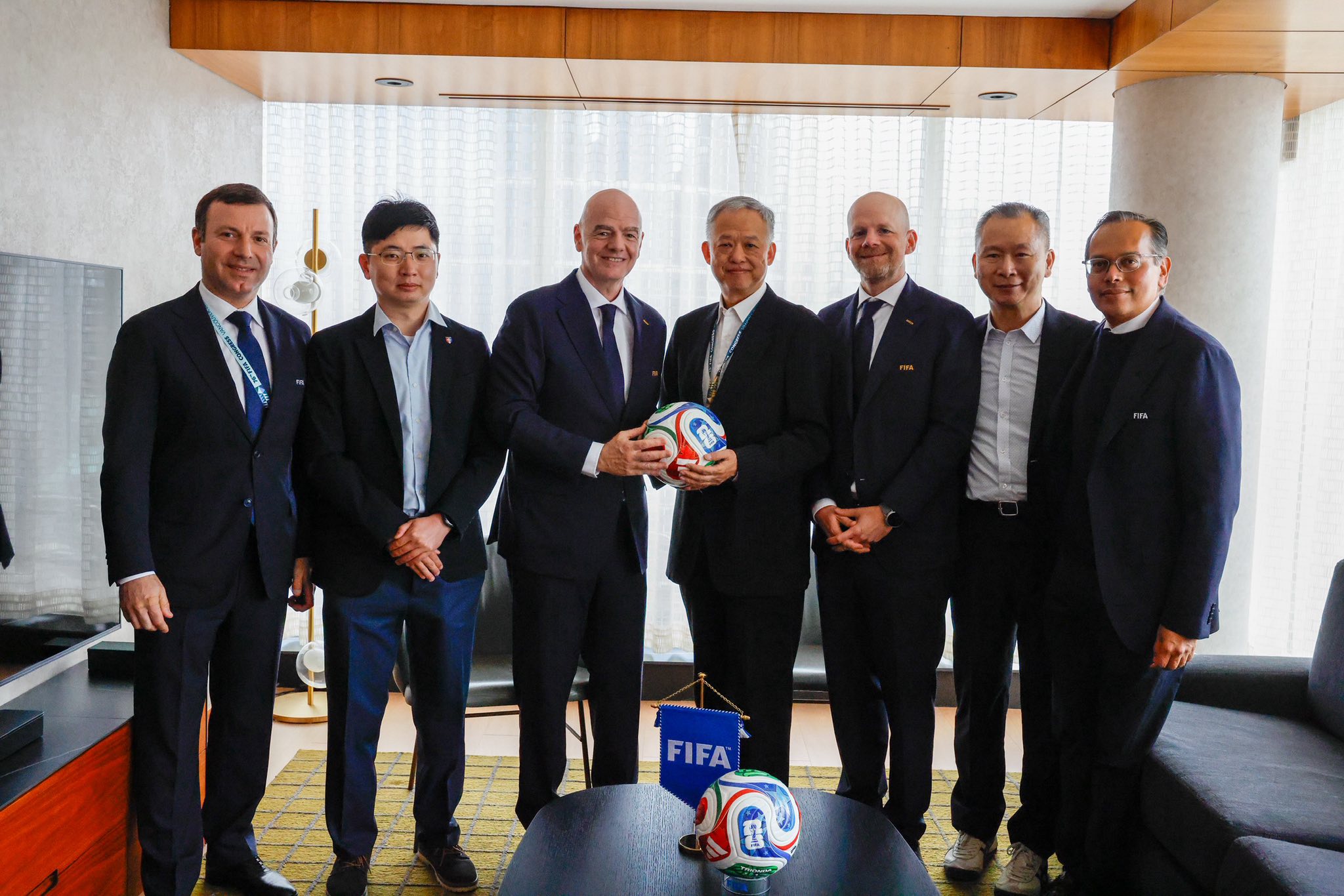 張璨理事長（中）FIFA主席英凡提諾（左三）持球合照。（圖：中華足協提供）