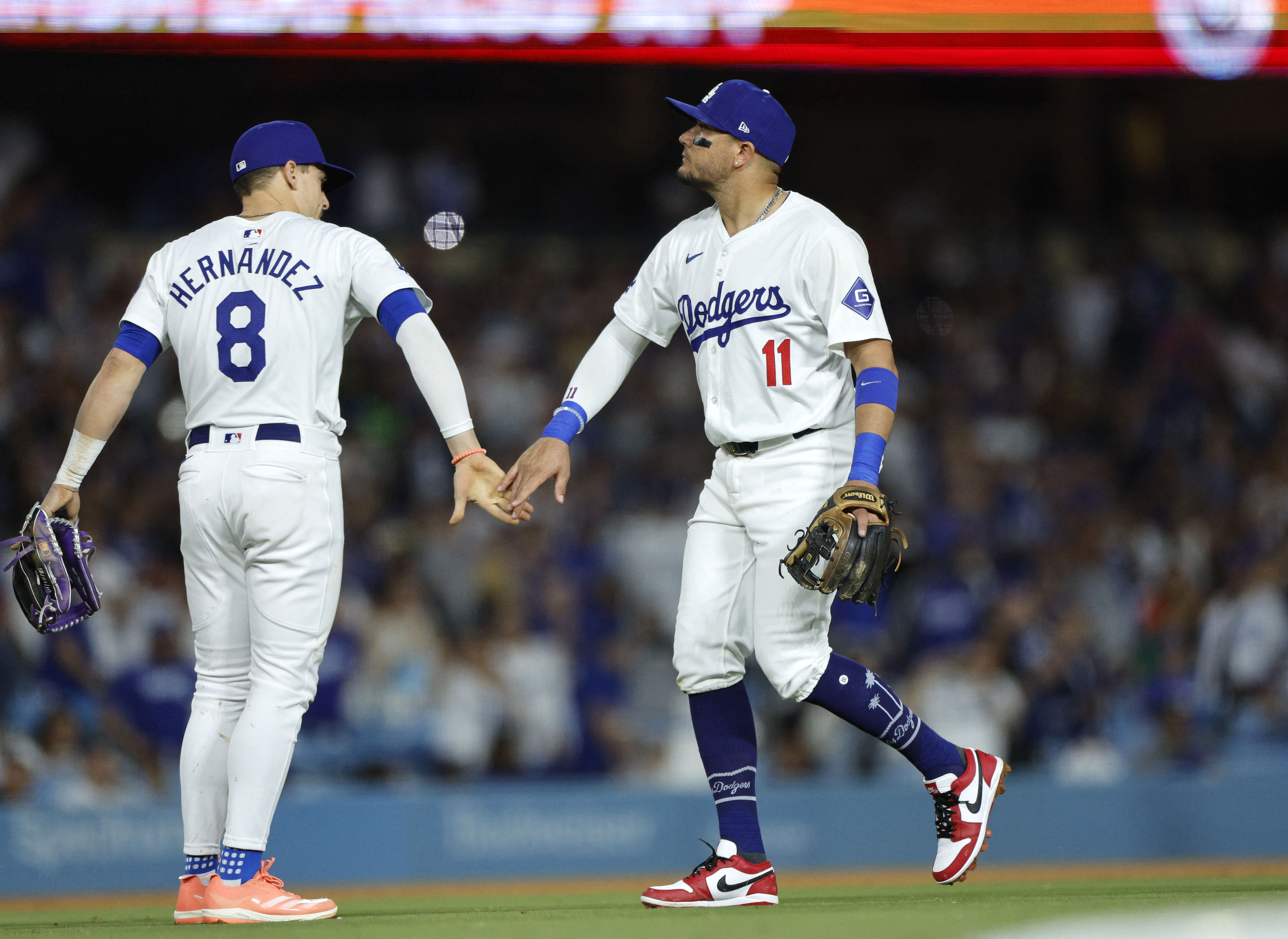 洛杉磯道奇內野手羅哈斯（Miguel Rojas，右）昨天臨時被移出先發名單。法新社