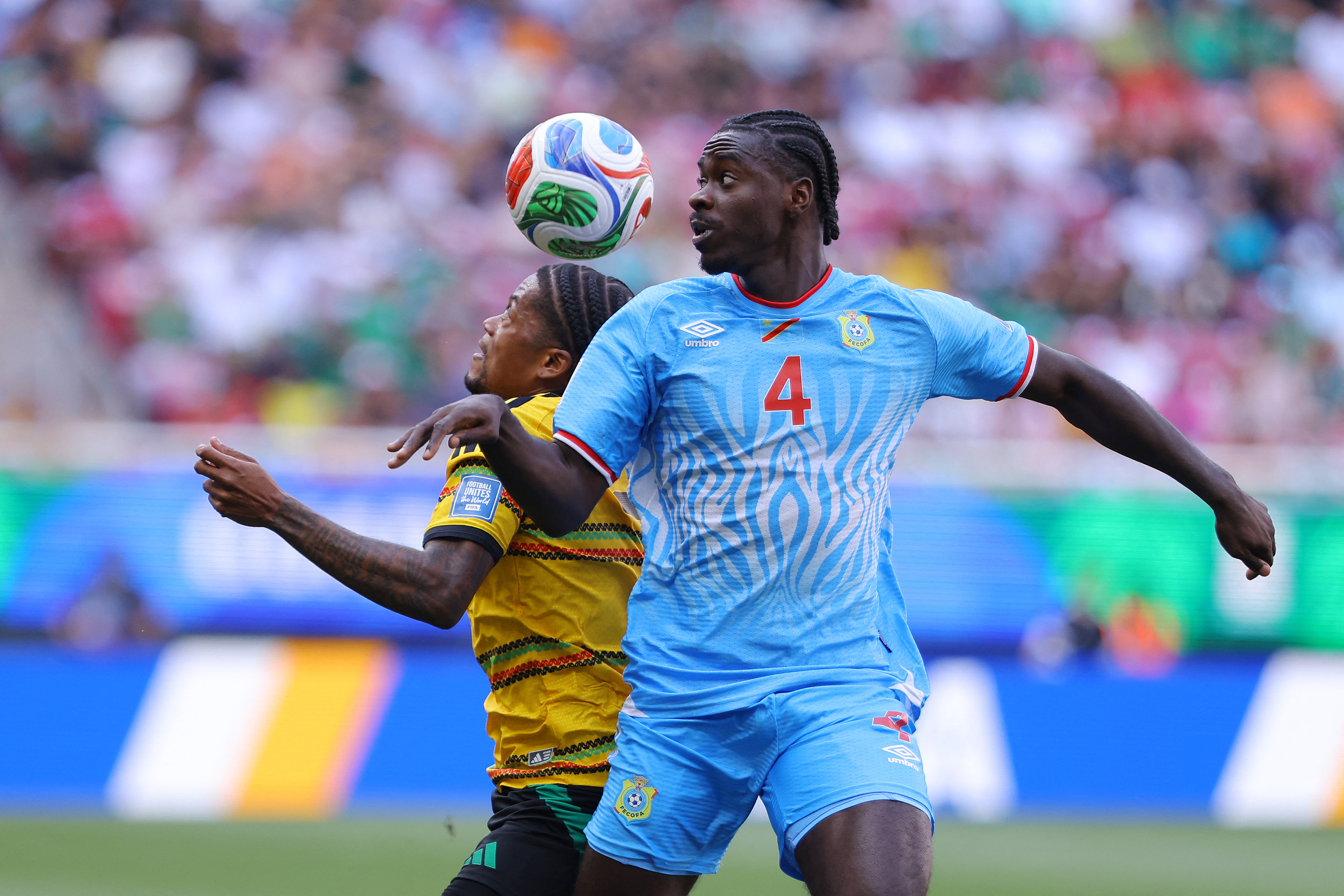 後衛圖安澤貝(Axel Tuanzebe,前)在延長賽的關鍵進球以1比0險勝牙買加。法新社