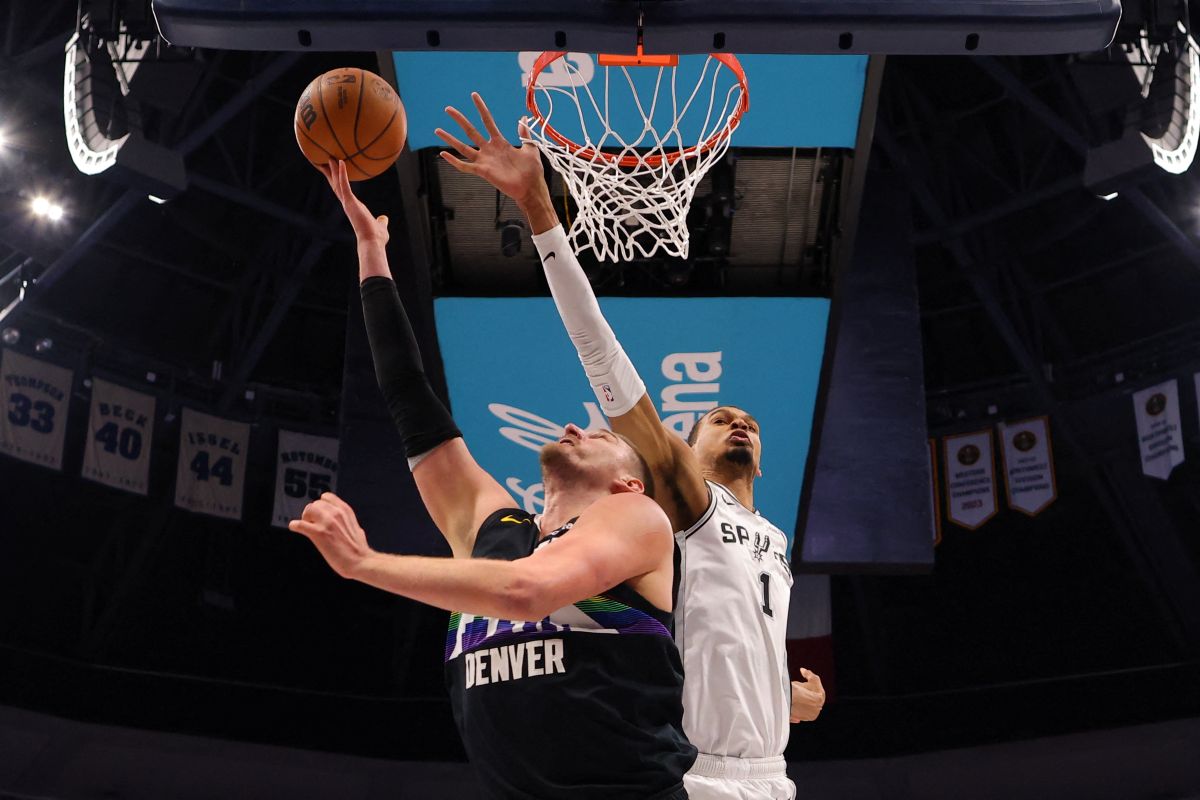 金塊當家球星約基奇（Nikola Jokic，前）力壓馬刺的「法國怪物」文班亞馬（Victor Wembanyama）。法新社