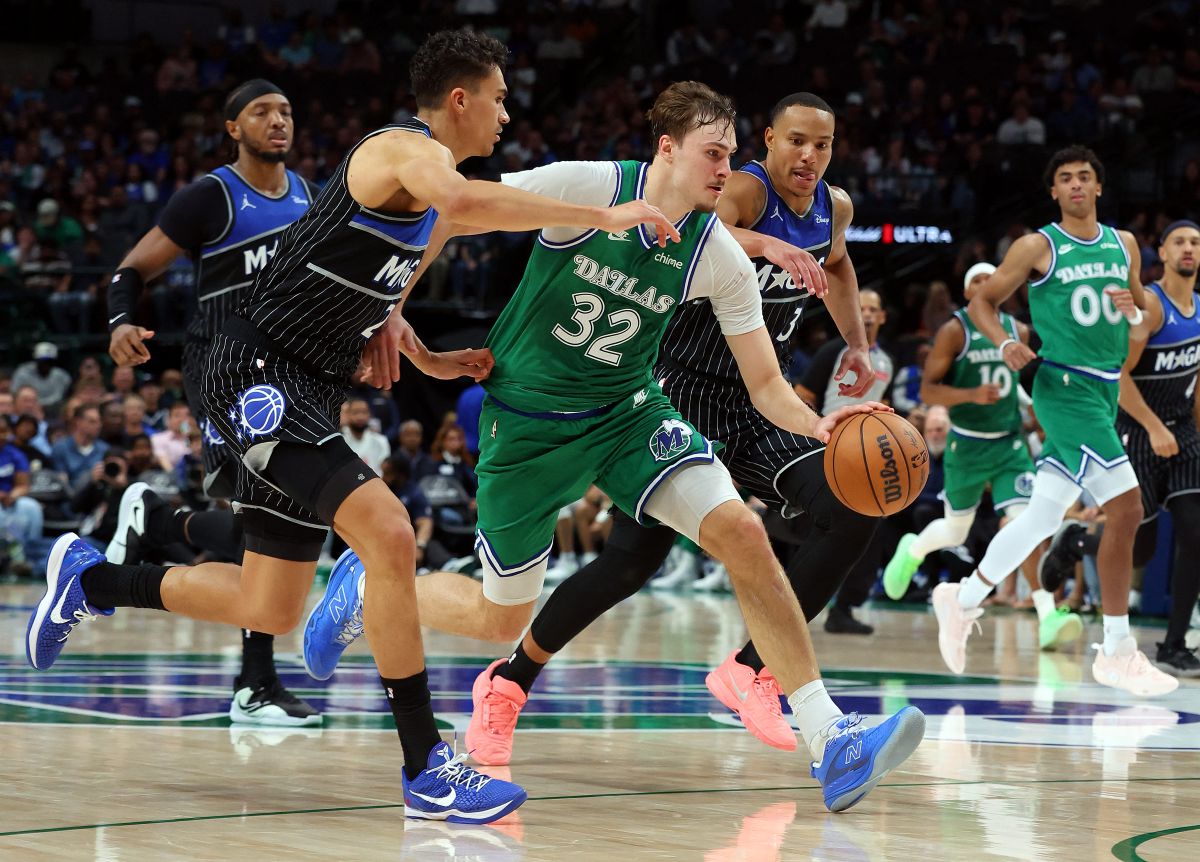 佛拉格(中)單場轟下51分,成為NBA史上最年輕的50分先生。法新社