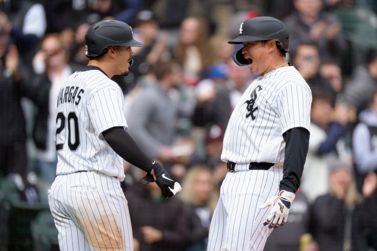 芝加哥白襪日籍重砲村上宗隆（右），今天敲出一發逆轉比數的全壘打。法新社