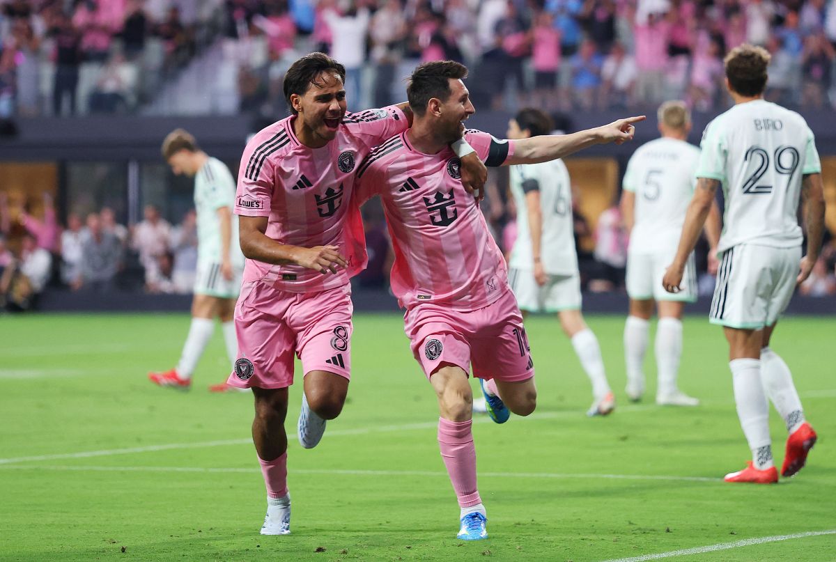 梅西(右)成國際邁阿密新主場首位進球的球員。法新社