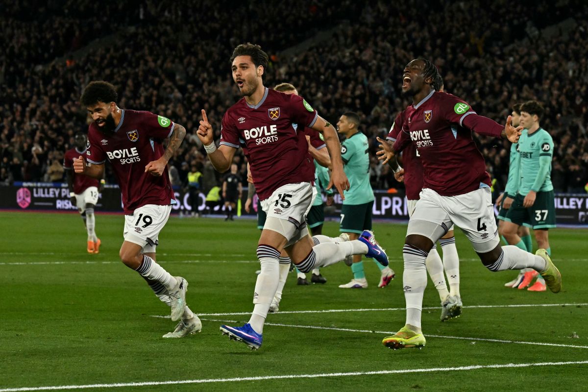 西漢姆聯後衛馬夫羅帕諾斯(Konstantinos Mavropanos,中)率先進球。法新社