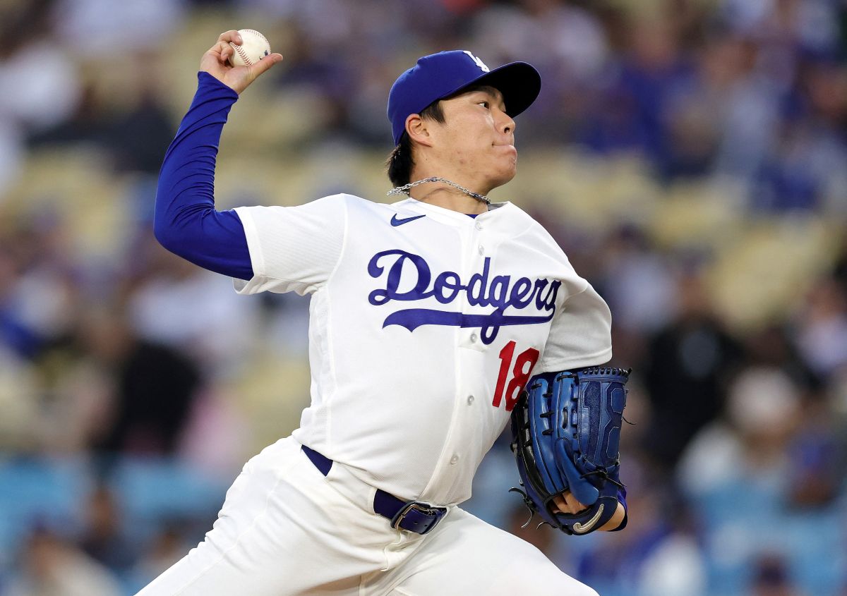 山本由伸賽前臨時換戴藍色手套繳出賽季代表作。法新社