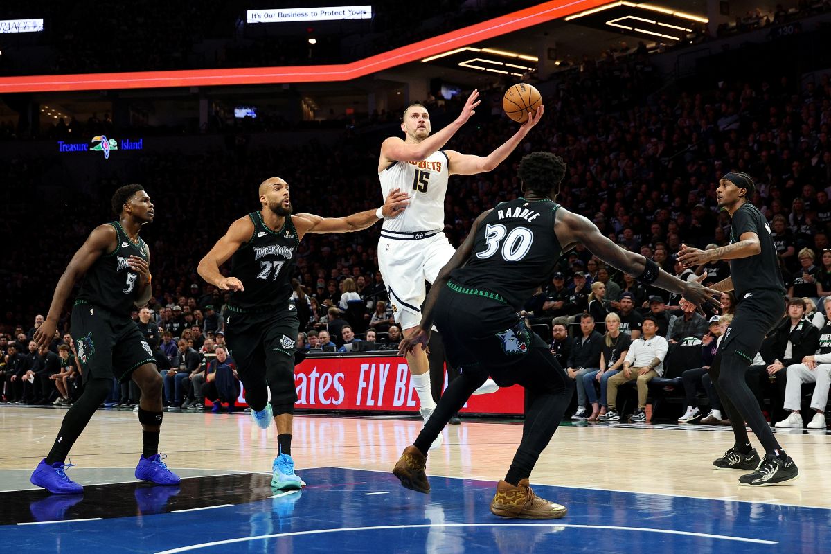 金塊明星中鋒、也是本季MVP候選人約基奇（Nikola Jokić，中）遭驅逐。法新社