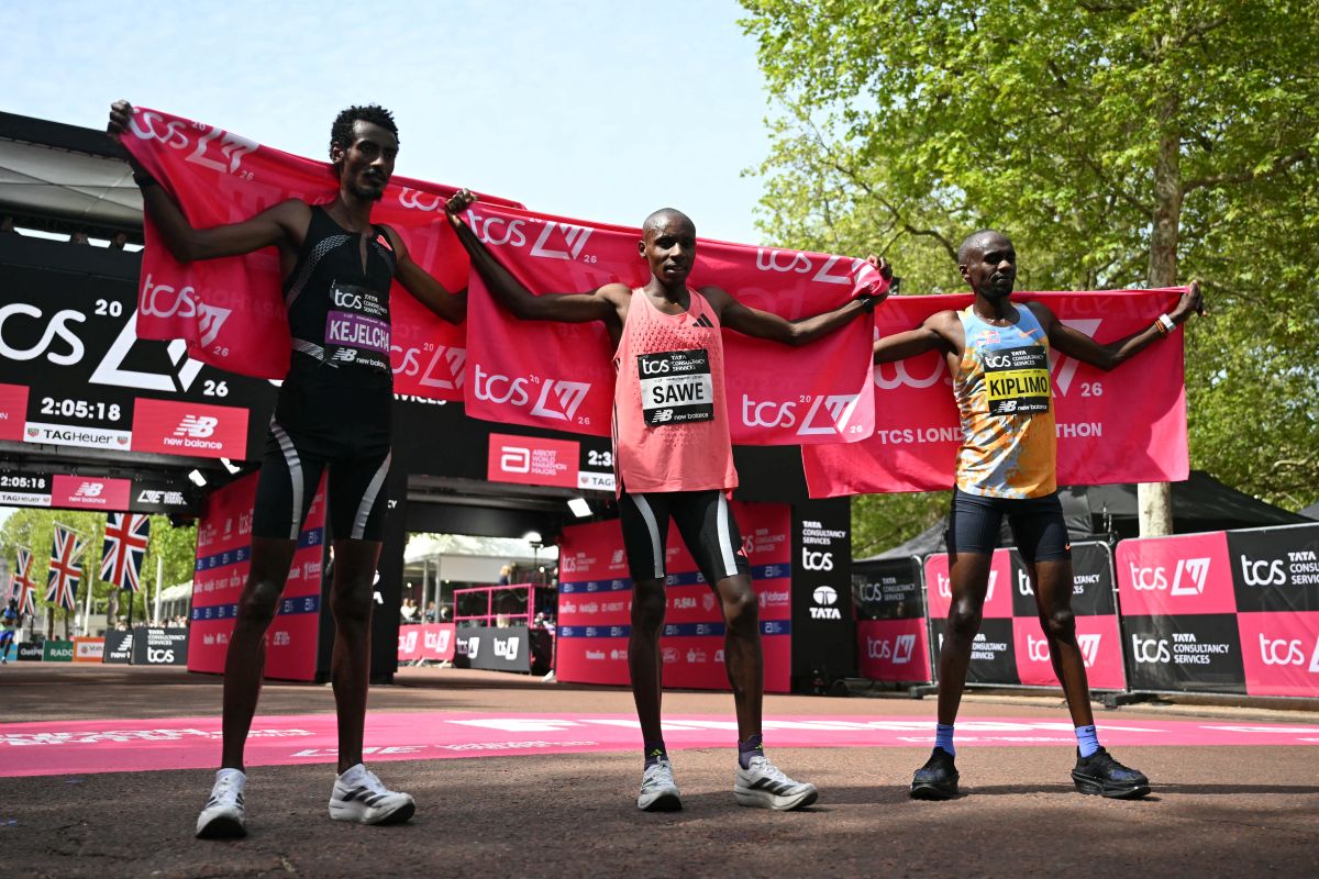 肯亞長跑好手薩威（Sabastian Sawe，中）的表現震驚全球。法新社