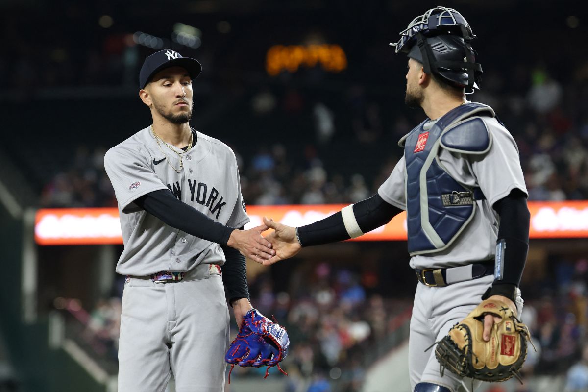 紐約洋基今天讓菜鳥羅里格茲（Elmer Rodriguez，左）完成大聯盟初登板。法新社