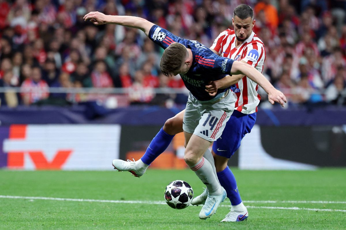 馬競後衛漢茨科（David Hancko，後）在禁區內笨拙絆倒兵工廠前鋒約克雷斯（Viktor Gyokeres，前）。法新社