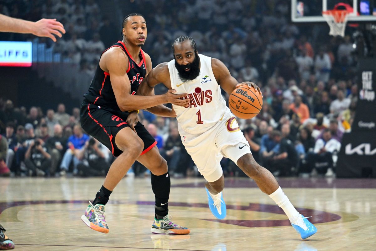 哈登（James Harden，右）達成季後賽生涯4000分里程碑。法新社