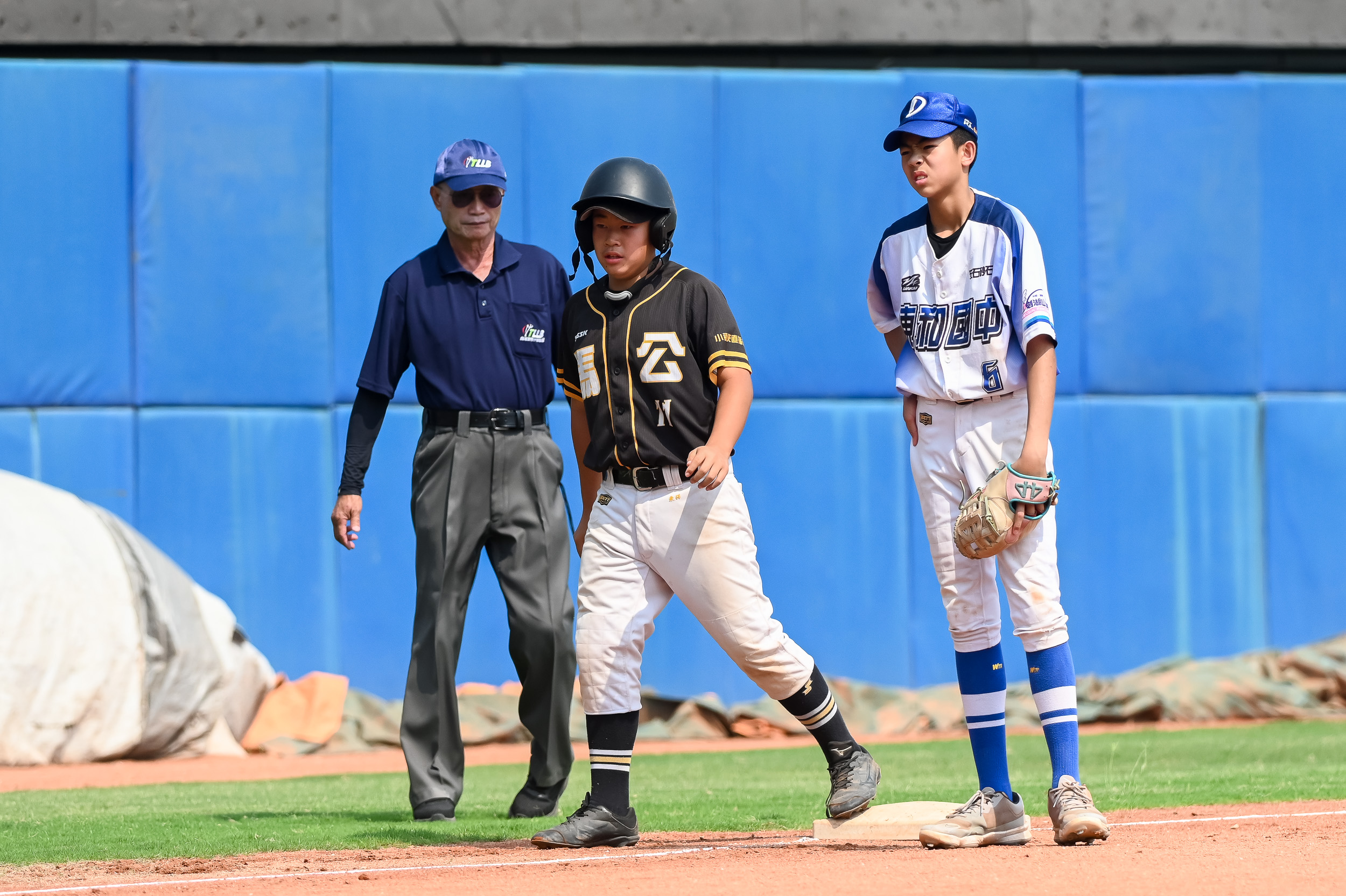 敲出再見安打的崔喬丹（右）是三壘手。臺灣世界少棒聯盟提供