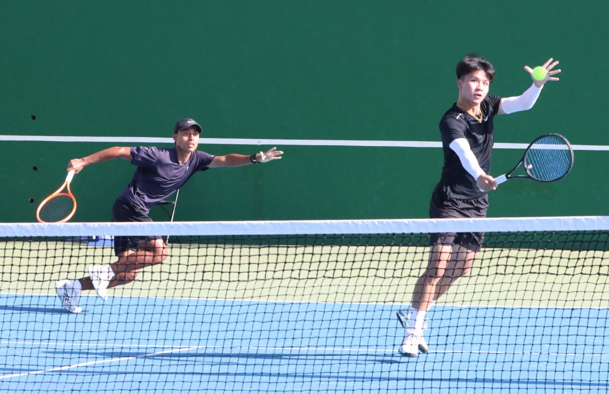 台師大邱祐辰(右)、周曉風(左)在金牌戰第二點雙打擊敗彰師大對手。四維體育推廣教育基金會 提供