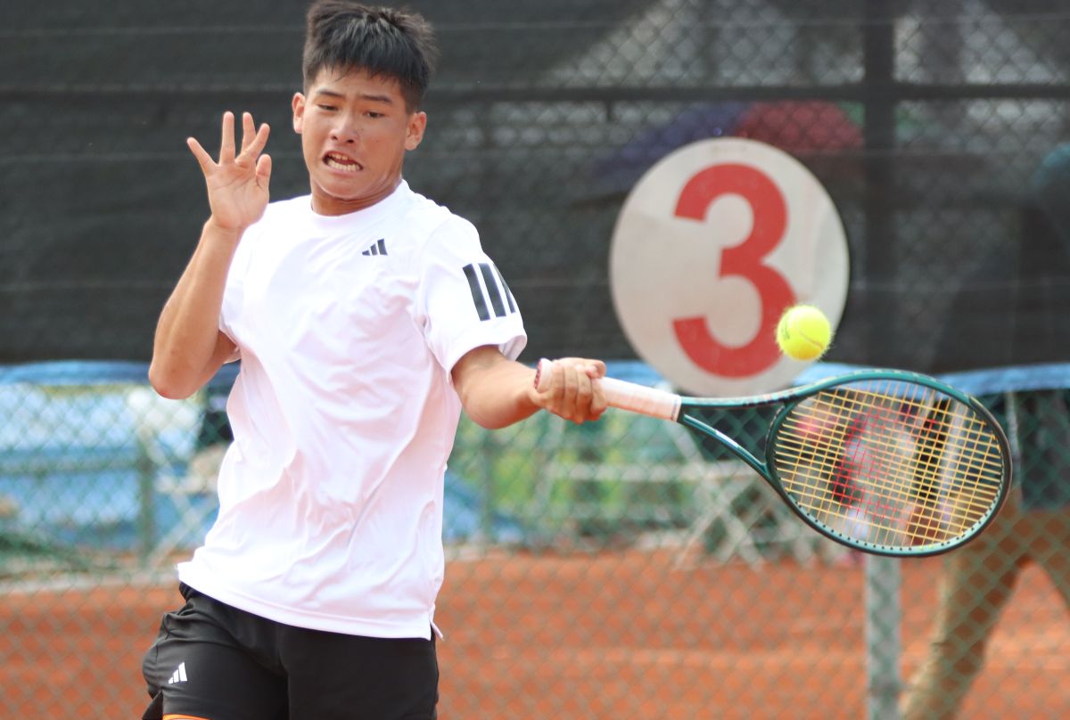 長榮中學陳冠守頂著本屆全中運網球項目的王牌選手，雖在高男團四強第一點獲勝，可惜隊友火力無力支援，長榮只能和善化爭銅牌。四維體育推廣教育基金會 提供