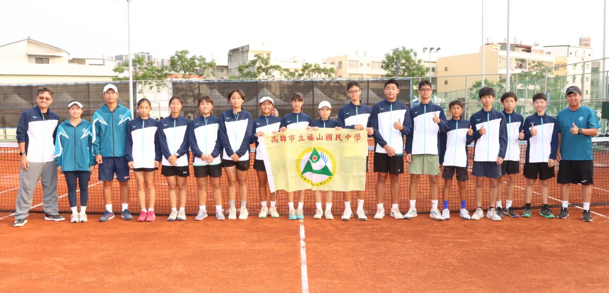 福山國中在今年全中運國中男女團體同時闖入決賽後，全體隊員和校旗合影。四維體育推廣教育基金會 提供