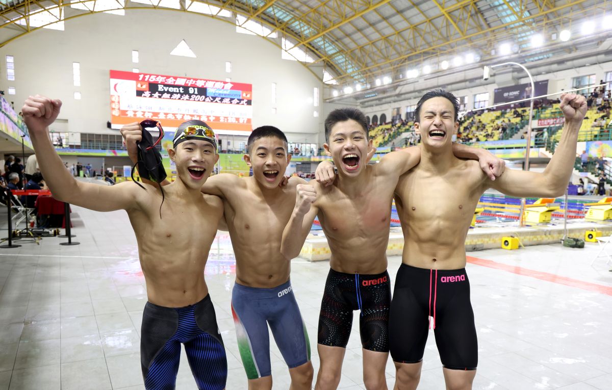 弘道國中在國男800自接力中由游晟／林昱辰／林宇霆／陳伯軒打破了保持16年的大會紀錄。郭運復攝