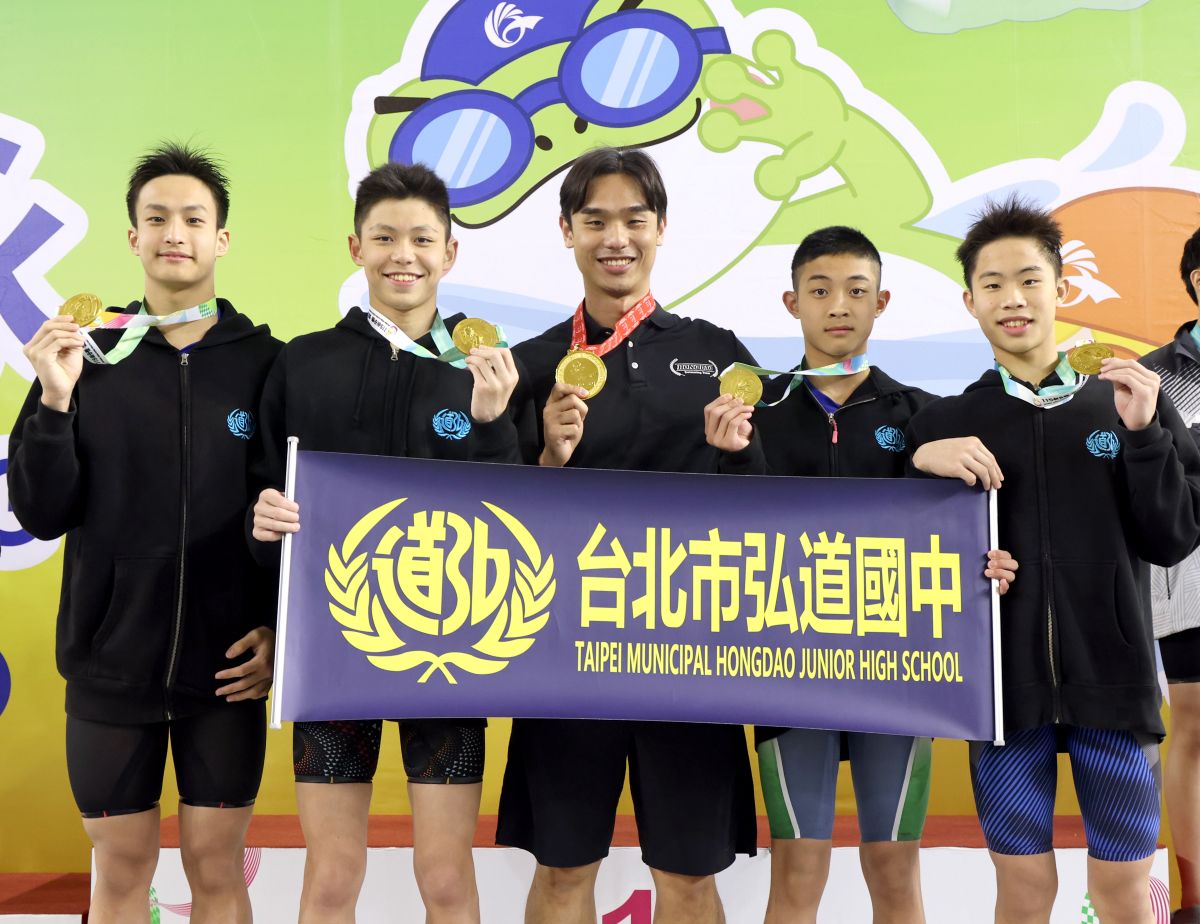 弘道國中教練曾昱誠(中)保持的大會紀錄被他教出來的愛徒破掉。郭運復攝