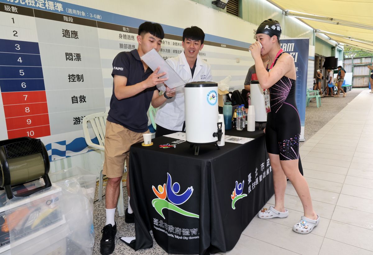 全中運泳池今年「臺北市選手服務站」首度有營養師在場客製化。郭運復攝