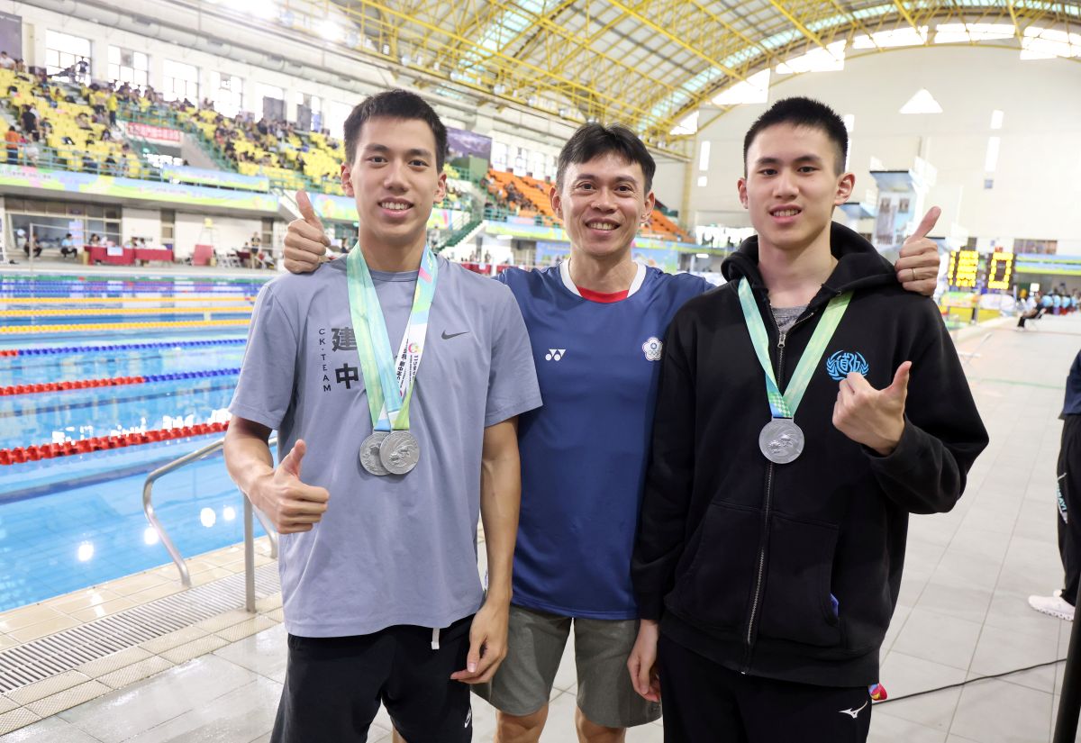 前奧運國手黃智勇(中)的兩個兒子黃品睿(左)、黃柏睿今年全中運都首度獲牌。郭運復攝