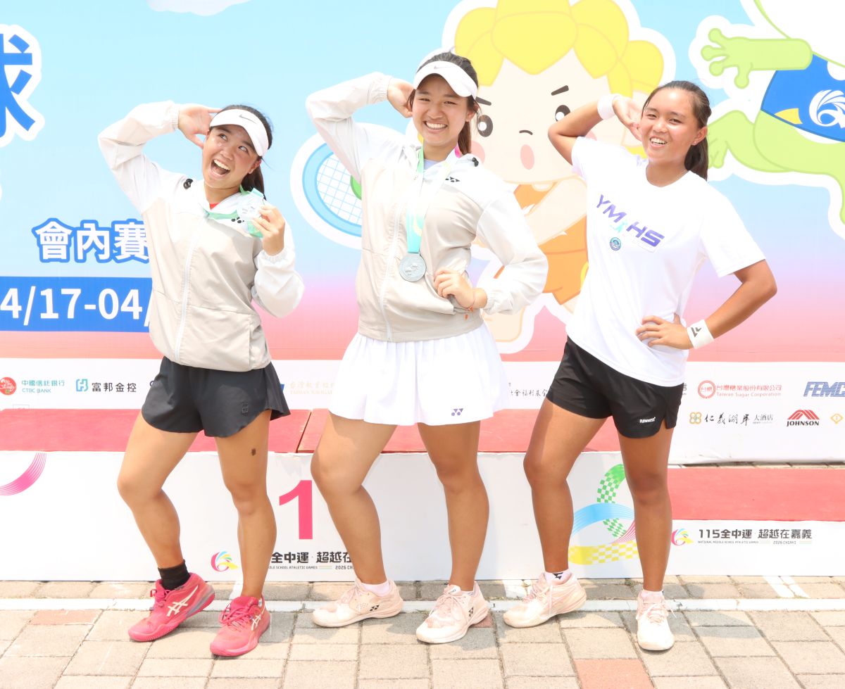 高女單金牌蔡宇甯(右)，高女雙銀牌高芷涵(左)、黃珉臻(中)在頒獎台前做出俏皮表情。四維體育推廣教育基金會 提供