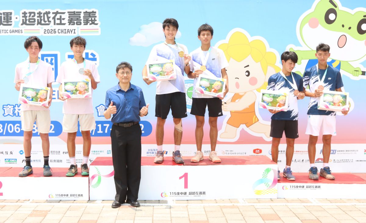 新莊高中校長王明政替高男雙前三名頒獎。四維體育推廣教育基金會 提供