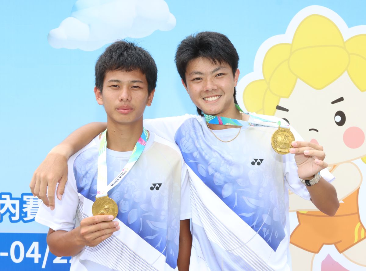 新莊高中莊學濂(右)、歐子毅獲得高男雙金牌。四維體育推廣教育基金會 提供
