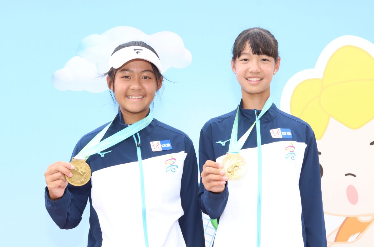 福山國中徐可倢(左)、朱芸緹(右)在國女雙奪金，摘下校史上首面全中運網球金牌。四維體育推廣教育基金會 提供