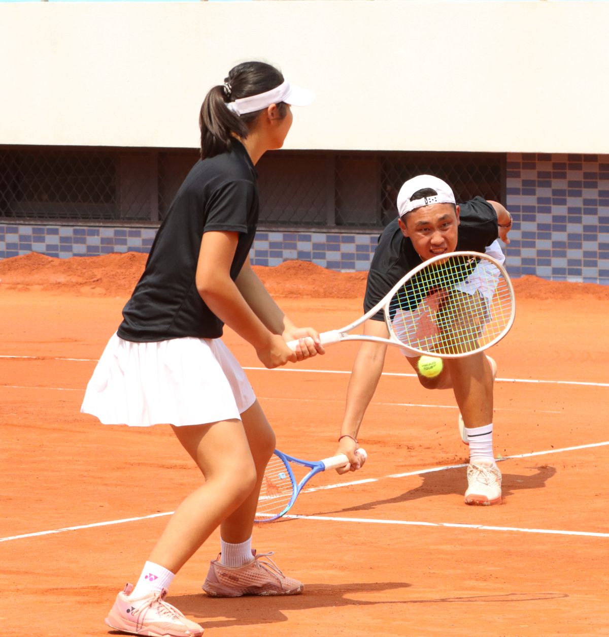 賴晉寬(右)、陳晴瀅(左)聯手獲得高中組混雙金牌。四維體育推廣教育基金會 提供