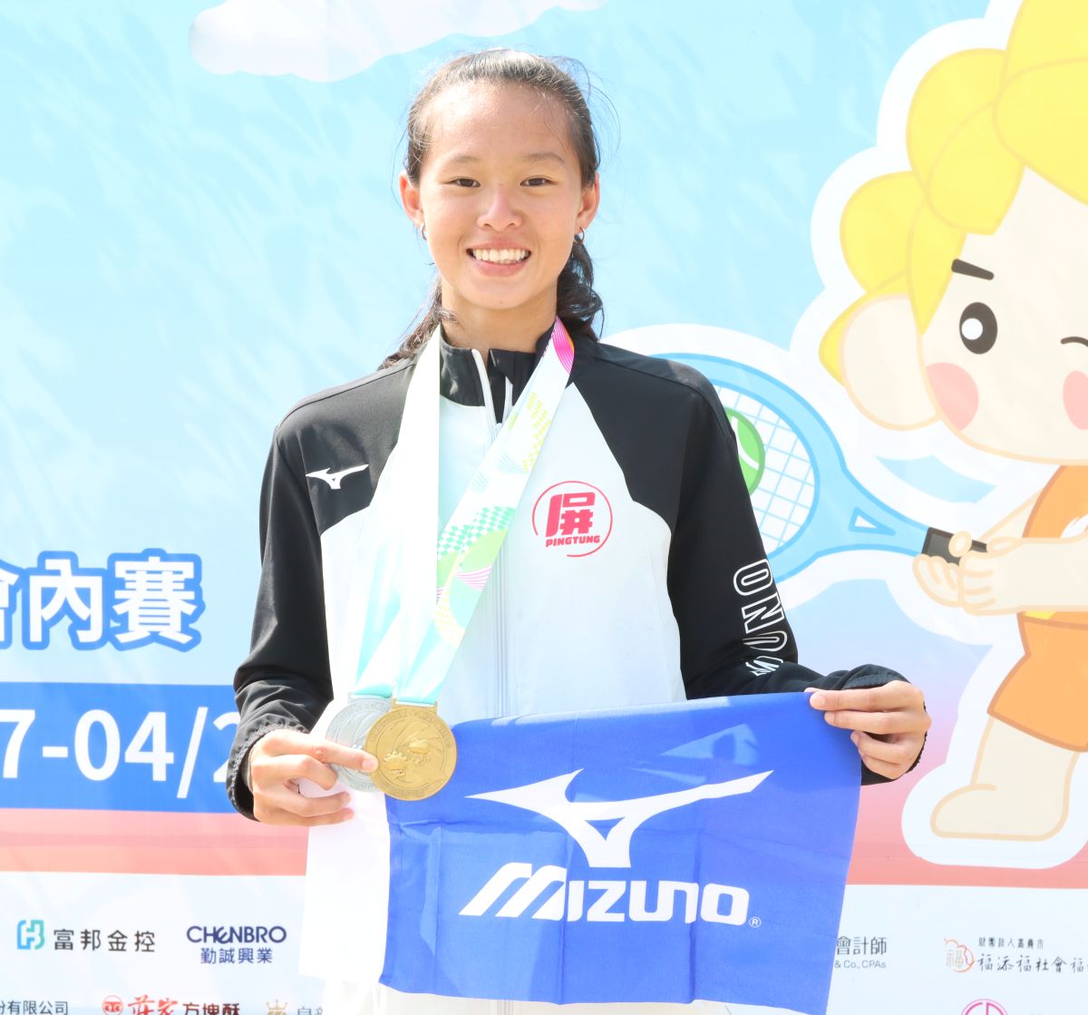 大同高中黃琳鈴獲得高女雙金牌和高中混雙銀牌。四維體育推廣教育基金會 提供