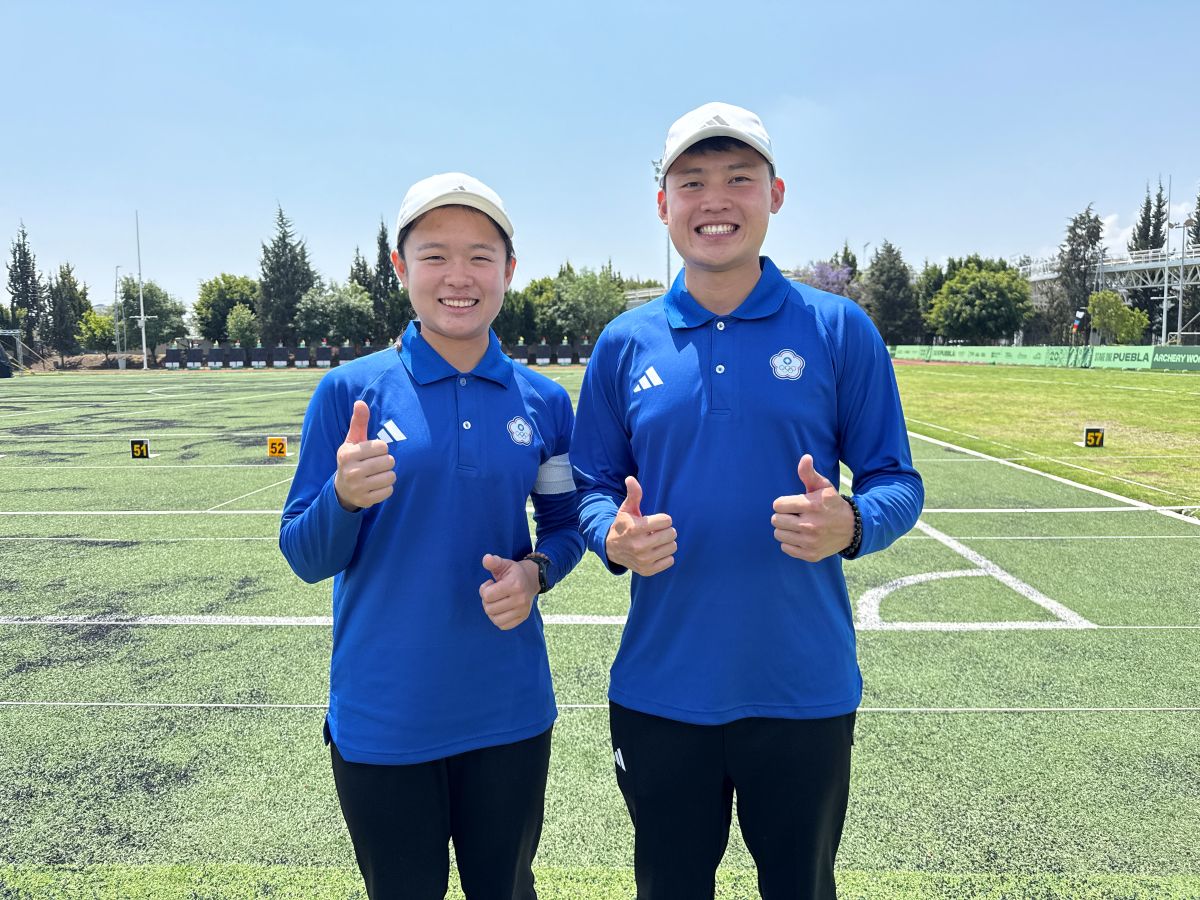 湯智鈞(右)與李彩綺雙晉4強。射箭協會提供