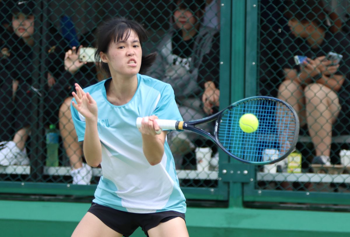 陽明交大曾詩媛在第一點單打不敵國體大呂佳穎。四維體育推廣教育基金會 提供