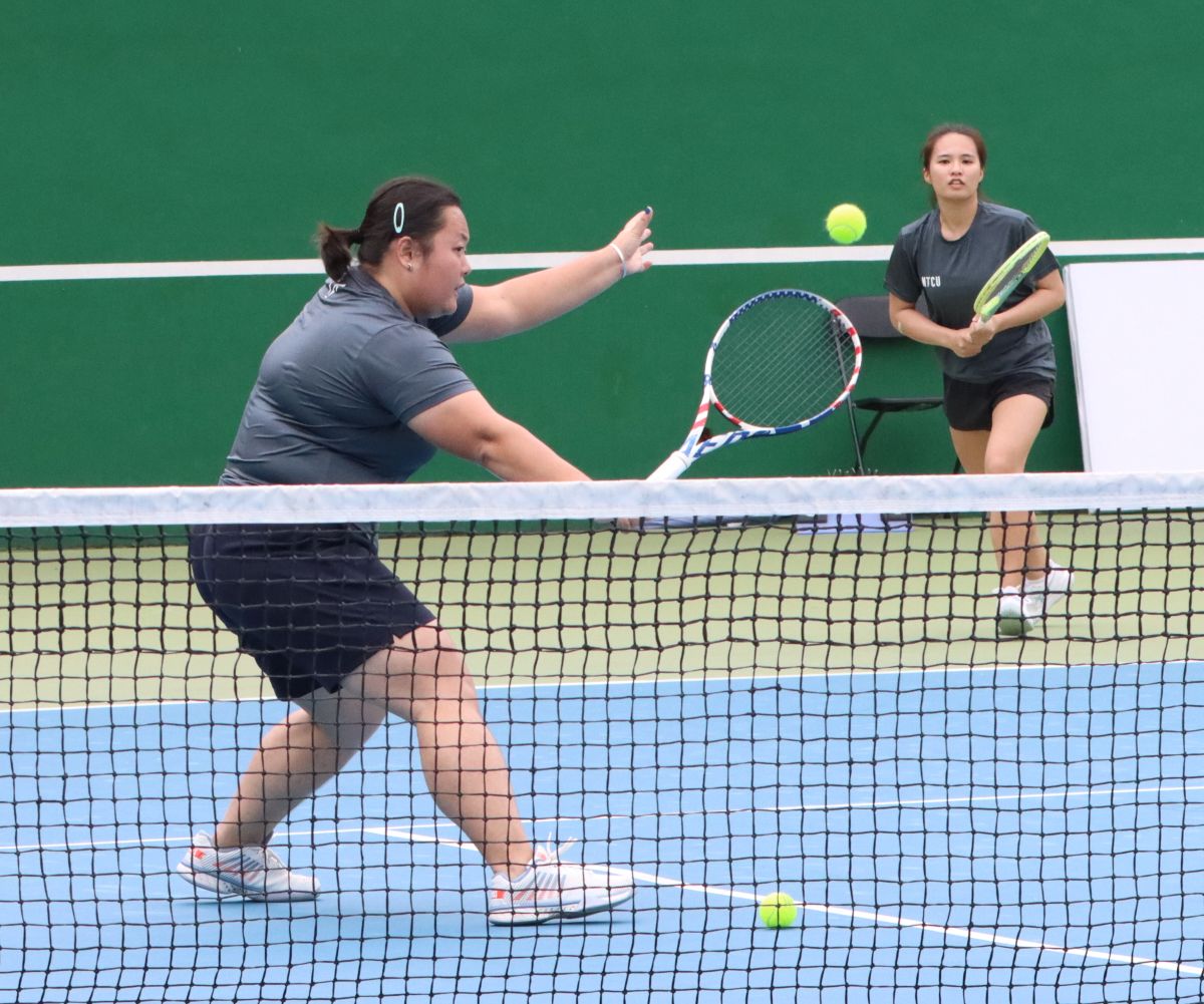 陽明交大謝昀恩(左)、古逸婷(右)雙打不敵國立體大。四維體育推廣教育基金會 提供