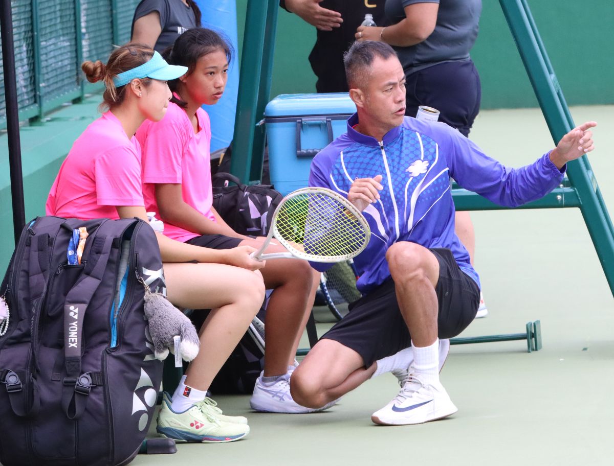 國體大教練蕭丞邑(右)換邊時給選手耳提面命。四維體育推廣教育基金會 提供