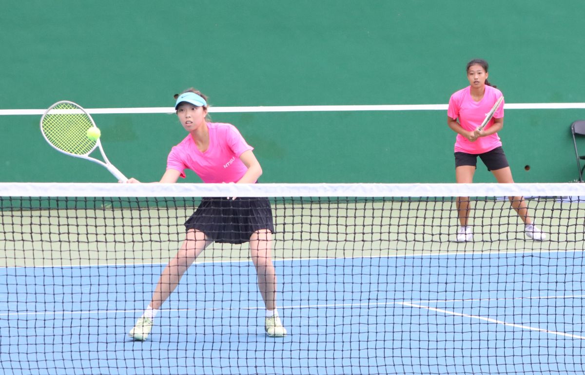 賴芃妤(左)、陳雅君(右)拿下第二點雙打勝利。四維體育推廣教育基金會 提供