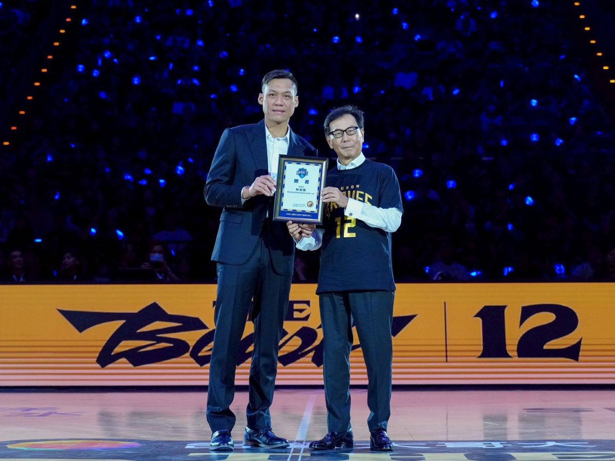 富邦董事長蔡明忠親頒勇士副領隊聘書給林志傑。勇士球團提供