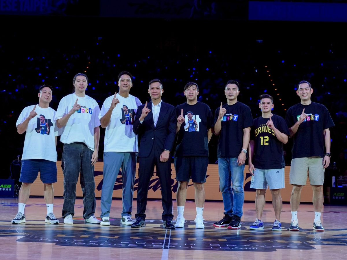 昔日黃金世代隊友齊聚一堂：左起陳世念、曾文鼎、田壘、林志傑、楊哲宜、陳信安、洪志善、呂政儒，見證野獸走下球場。勇士球團提供