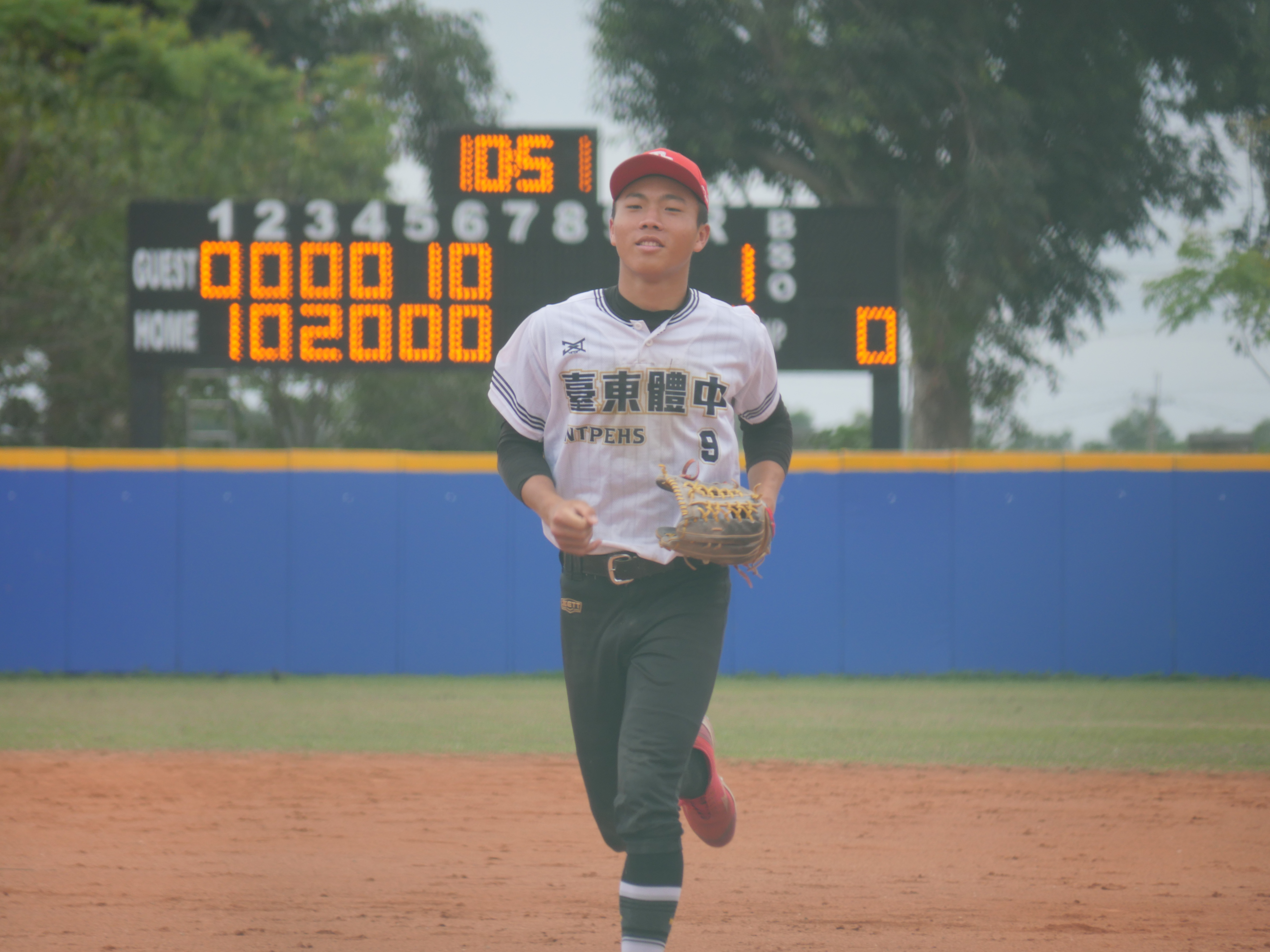 方品嚴擊出高中首轟。吳敏欣攝