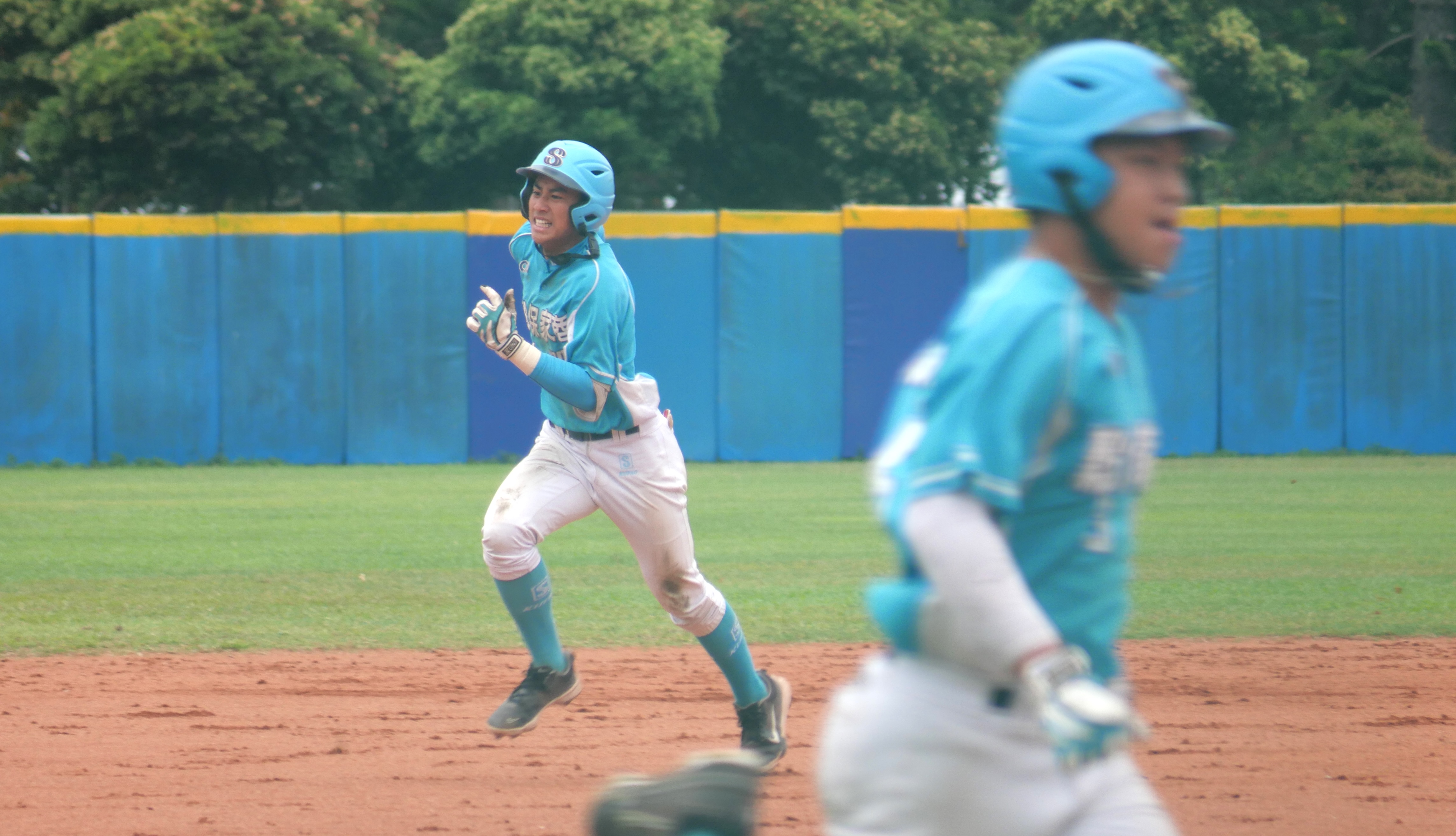 陳耀杰快腿衝向三壘。吳敏欣攝