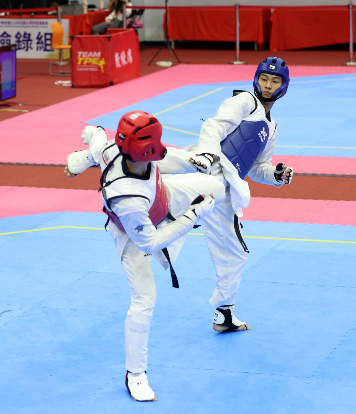 潘奎安(右)4.23秒大逆轉摘全大運首金。全大運辦公室提供