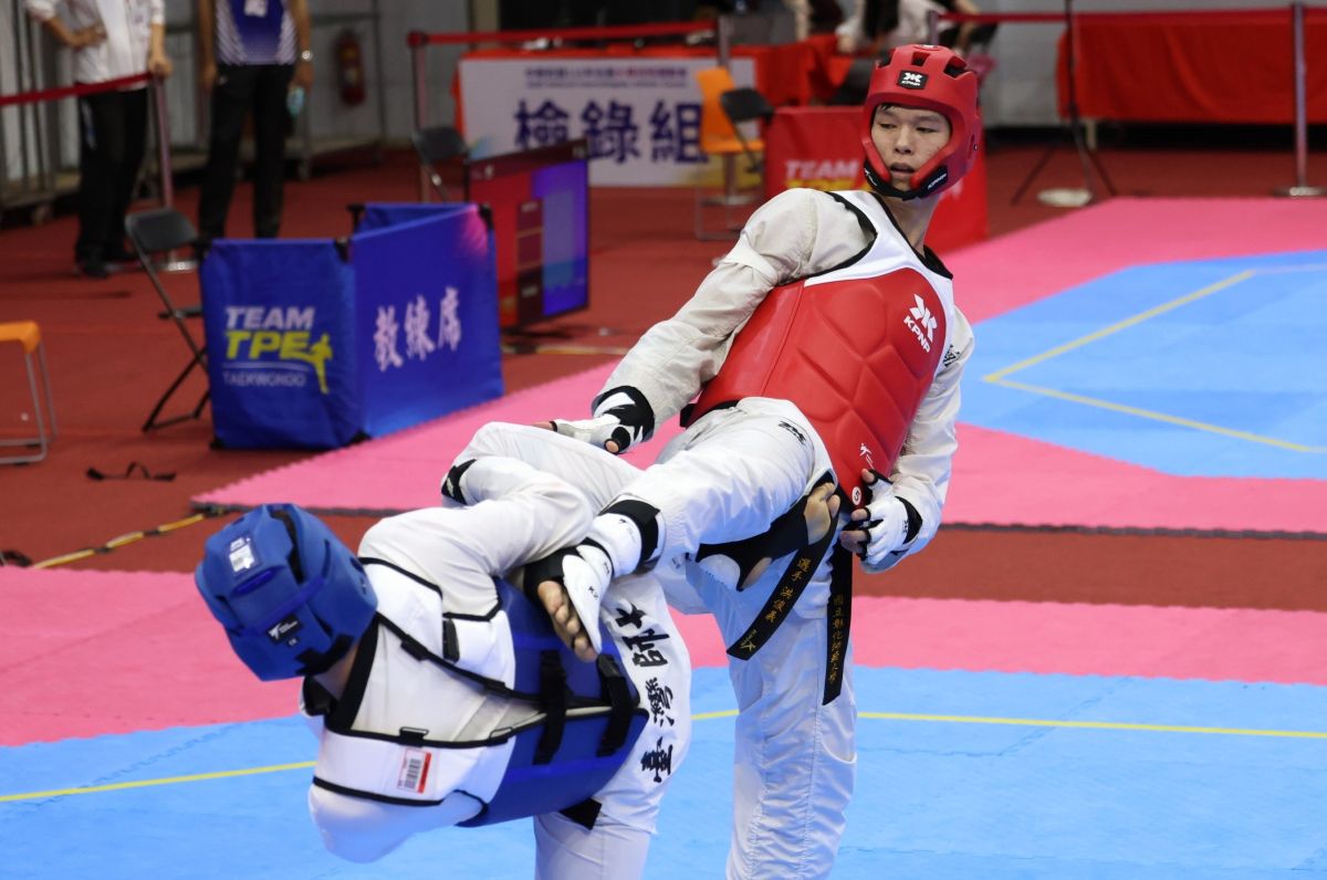 世大運銀牌、彰師大跆拳道隊洪俊義(上)順利完成衛冕。全大運辦公室提供