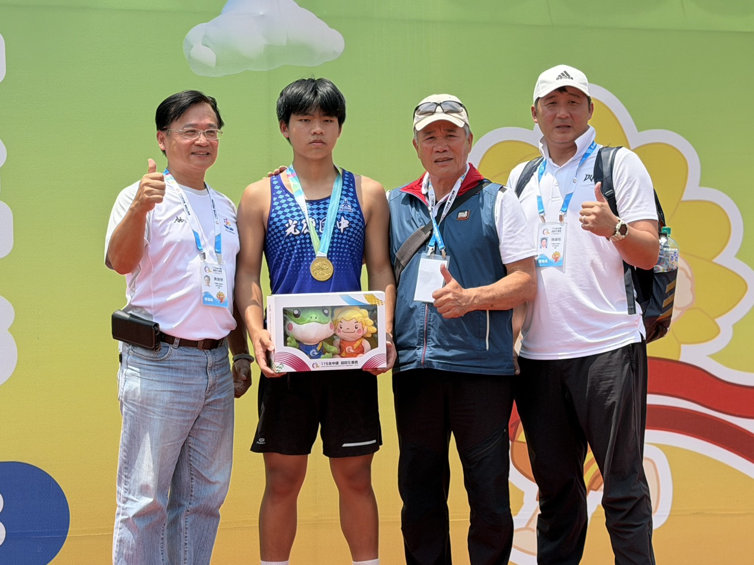 田佳恩（左二）奪國男標槍金牌。吳敏欣攝