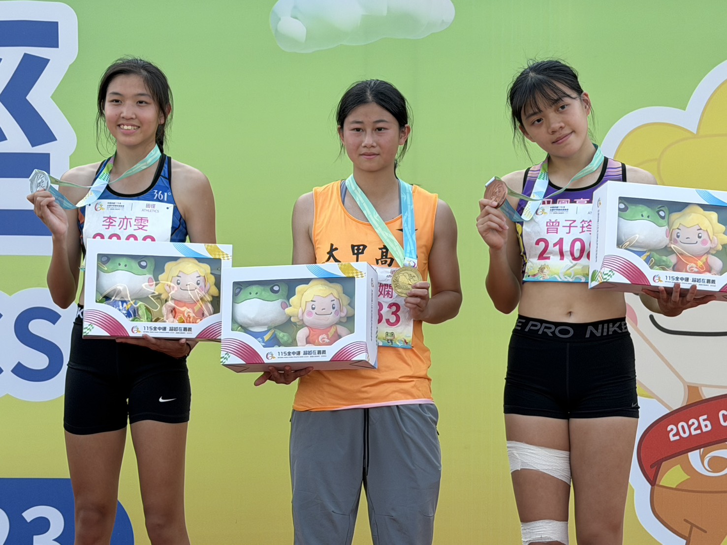 大甲高中蔡諾嫻（中）收高女三級跳金牌。吳敏欣攝